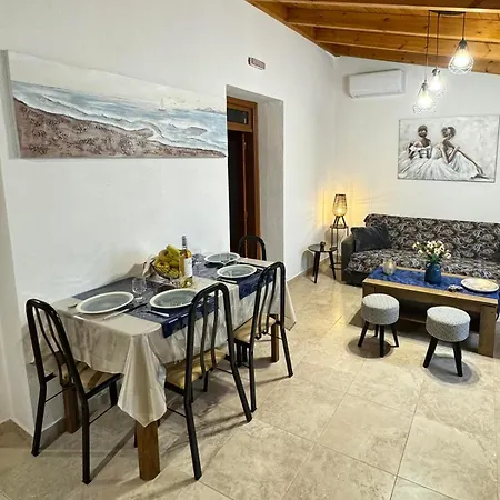 Alleyhouse 83 Nyaraló